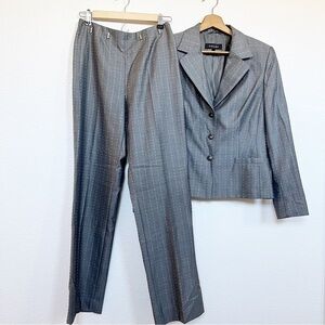 Escada - Women’s Light Grey Wool/Silk Pant Suit
